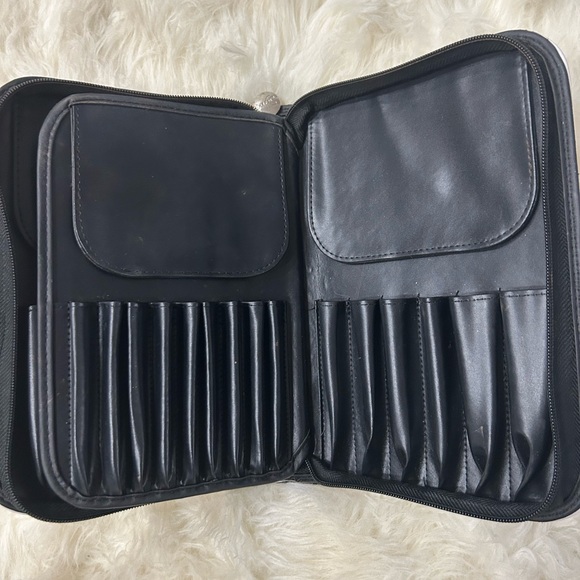 Sigma Beauty Brushes and Two Cases - Picture 16 of 16